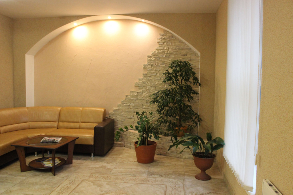 Хол гостиницы, с диваном Юность Брест.jpg