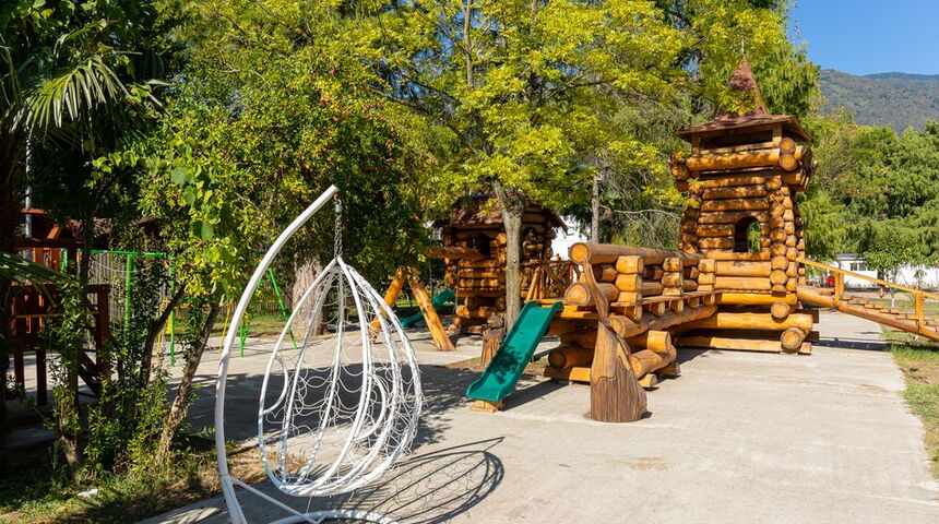 Отель Европа в Гагра детский городок.jpg