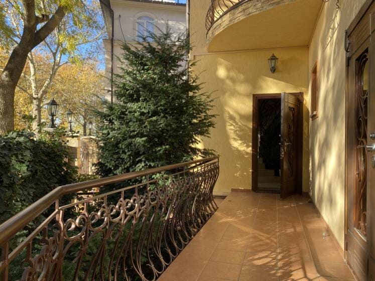 Гостевой дом Plush в Геленджике крыльцо сбоку.jpeg