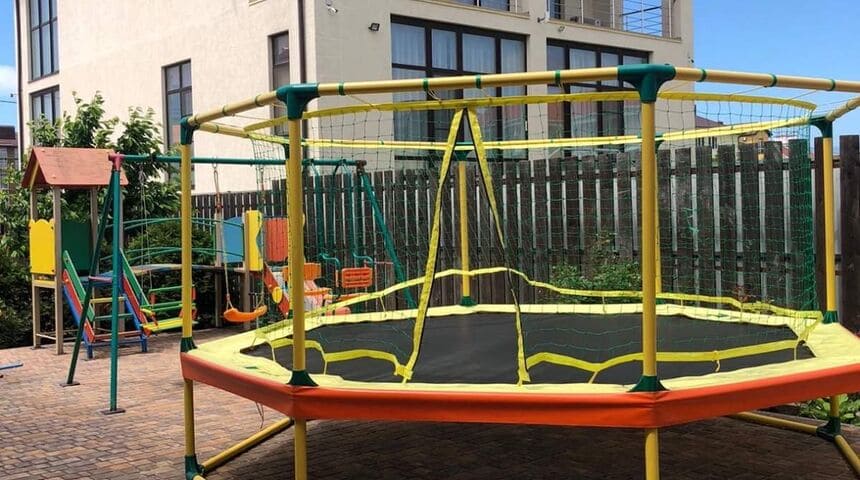 Гостевой дом Гранат в Джемете, Анапа- батут.jpg