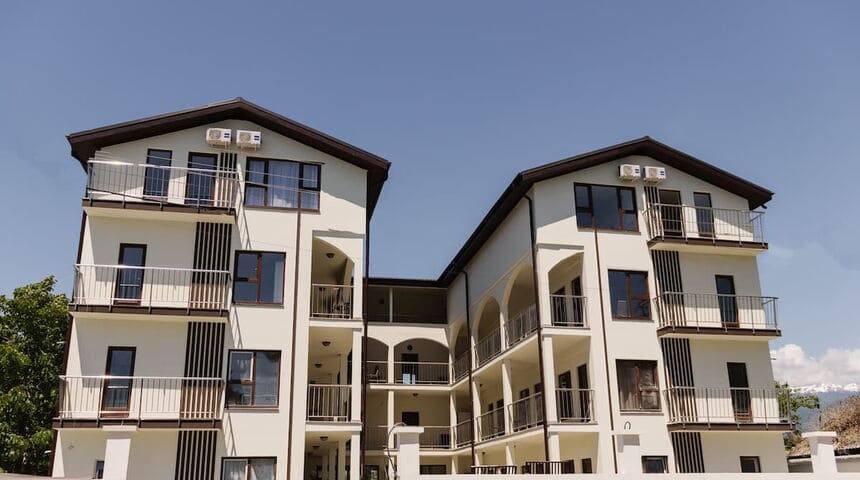 Отель Талион в Пицунде, Абхазия вид на главный корпус.jpg