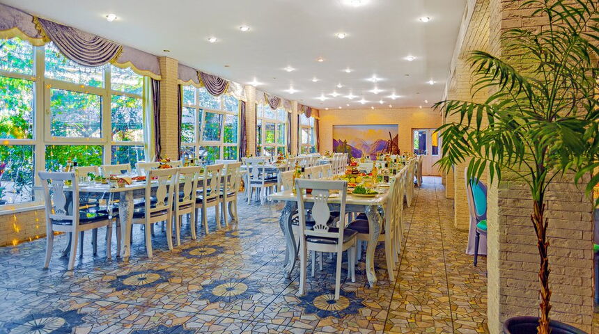 Гостевой дом Гости Кавказа в Цандрипш ресторан.jpg