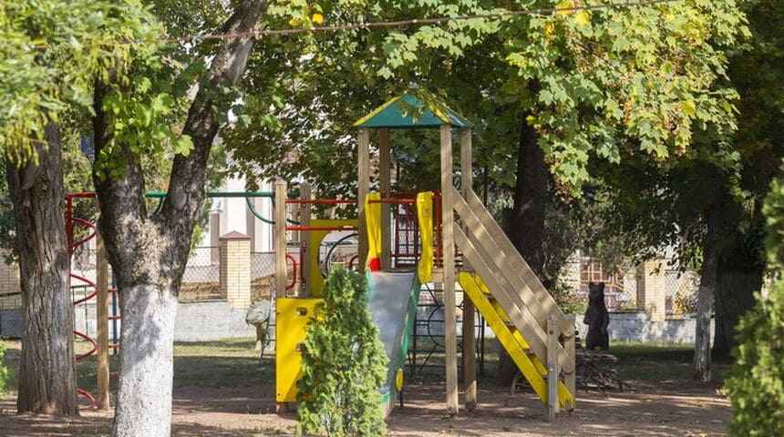 Санаторий имени Анджиевского, город Ессентуки- десткая площадка.jpg