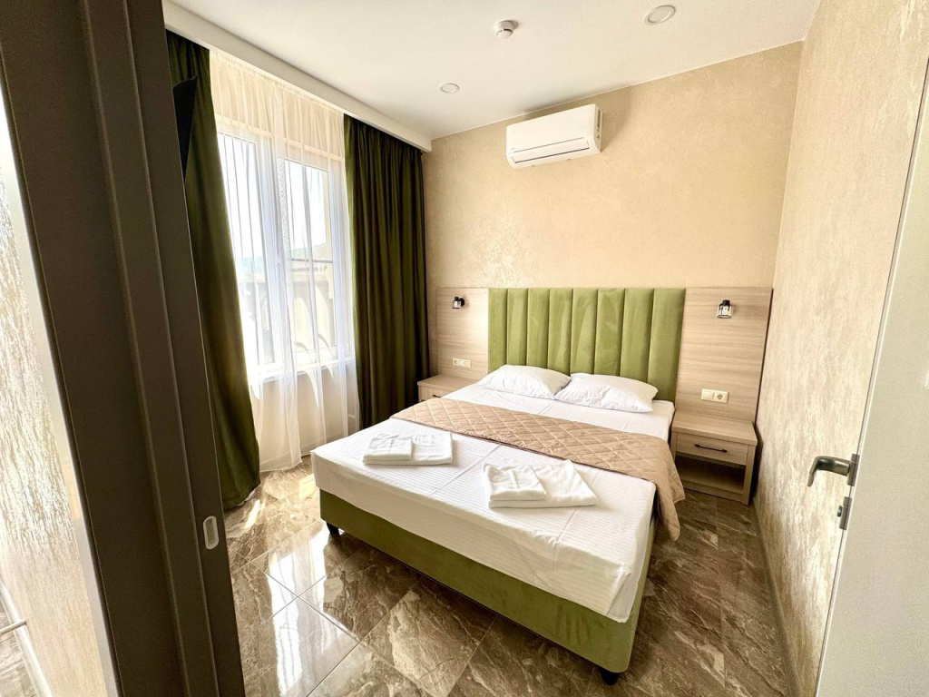 Гостевой дом Илиос в Кабардинке двуспальная кровать.jpg