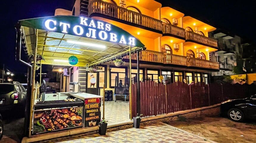 Гостевой дом Карс в Витязево -вечером.jpg