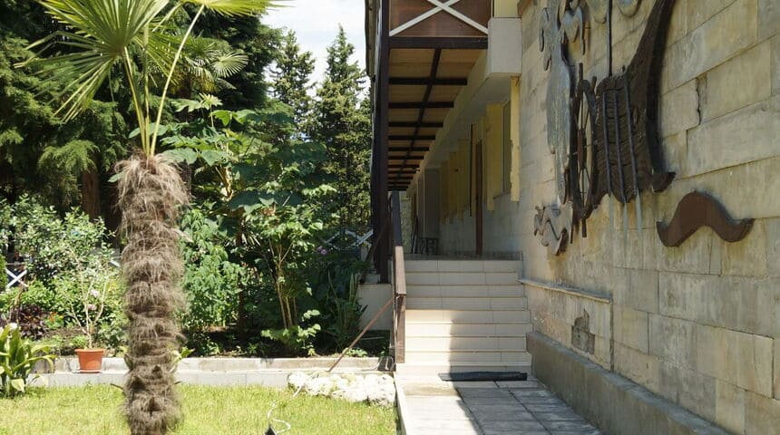 Отель Пицунда в Пицунде на поезде вид на пальму.jpg Отель Пицунда в Пицунде на поезде вид на пальму.jpg