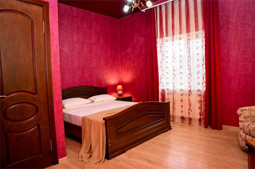 Гостевой дом на Ялтинской- двуспальная кровать.jpg Гостевой дом на Ялтинской- двуспальная кровать.jpg