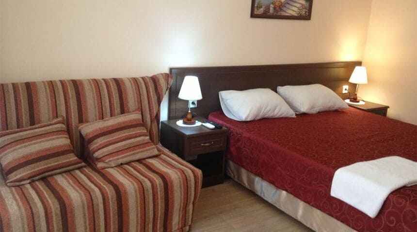 Гостевой дом Тельмана 23 в Геленджике - вид на прикроватную тумбочку.jpg