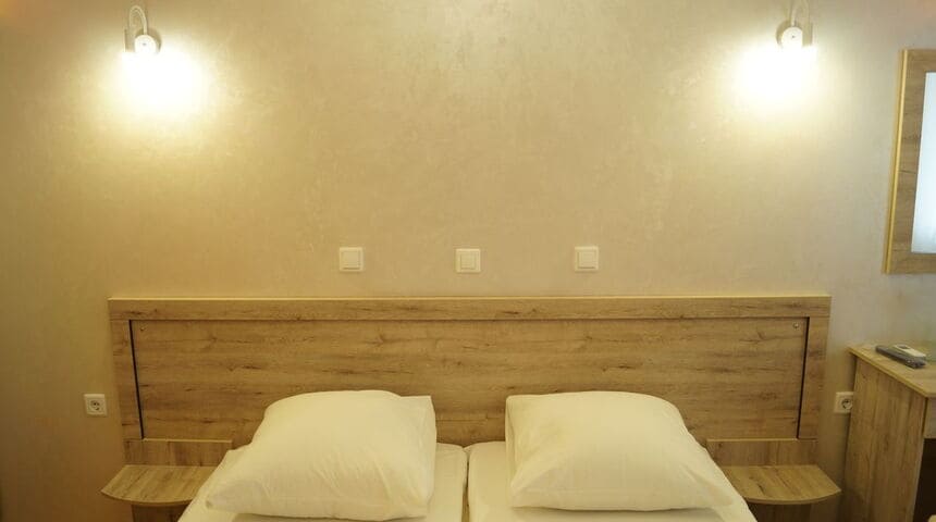 Отель Пицунда в Пицунде на поезде, свет в номере.jpg Отель Пицунда в Пицунде на поезде, свет в номере.jpg