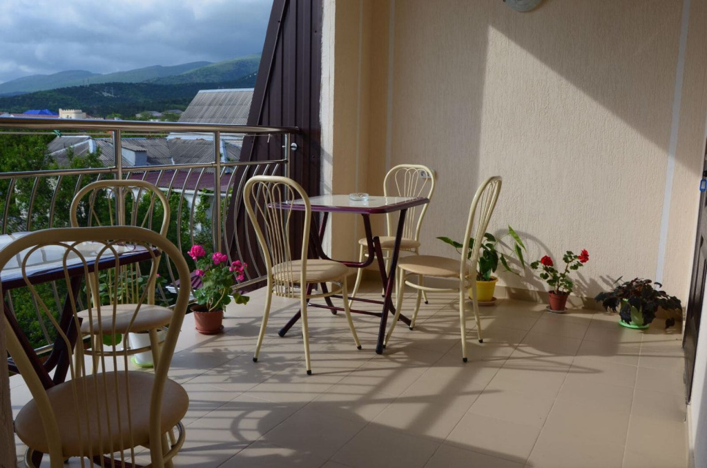 Гостевой дом Южное море в Кабардинке- вид на террасу со столиками.jpg