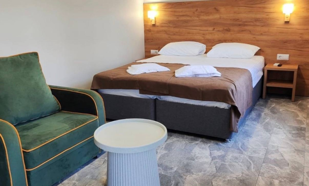 Гостевой дом Амина - двуспальная кровать.jpg