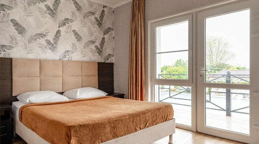 Отель Райский уголок в Ахаладзы вид на двуспальную кровать вид с боку.jpg Отель Райский уголок в Ахаладзы вид на двуспальную кровать вид с боку.jpg