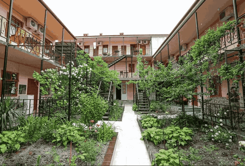 Гостевой дом Натали в Геленджике, вид на дворик.png Гостевой дом Натали в Геленджике, вид на дворик.png