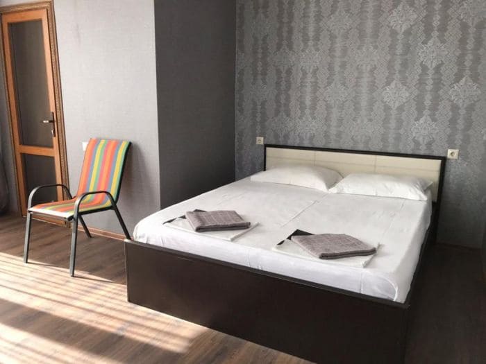 Отель София, вид на двуспальную кровать.jpg Отель София, вид на двуспальную кровать.jpg