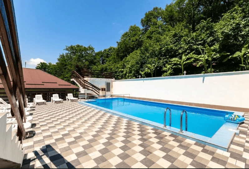 Гостевой дом Дубовая роща в Лермонтово вид на бассейн.png