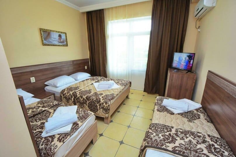 4-х местный номер в отеле Константинополь, Кабардинка, вид на окно.jpeg 4-х местный номер в отеле Константинополь, Кабардинка, вид на окно.jpeg