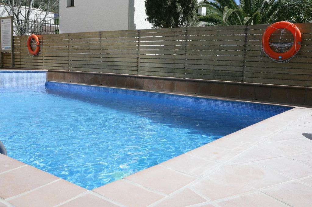 Tossa Beach Center 4 на побережье уютного Тосса-де-Мар, бассейн.jpg