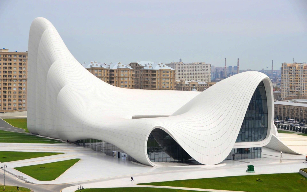 Центра Гейдара Алиева - вид сбоку.jpg Центра Гейдара Алиева - вид сбоку.jpg