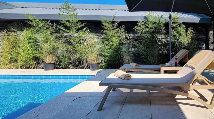 Отель Bamboo Garden бассейн вид сбоку.jpg