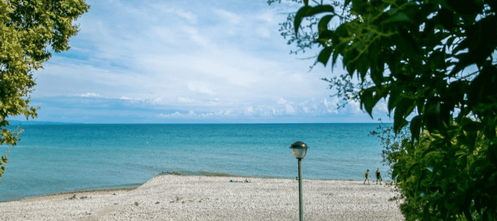 Берег около отеля СанЗазила Абхазия.png Берег около отеля СанЗазила Абхазия.png