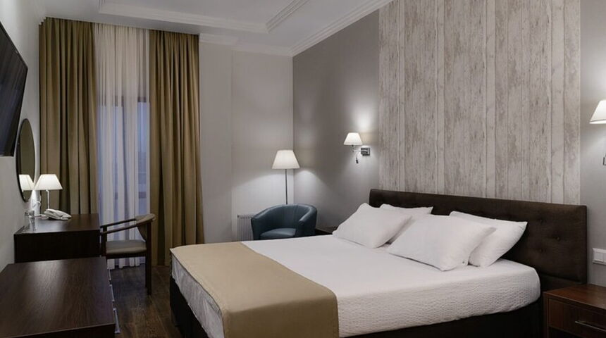 Sun Palace Gagra номер с двуспальной кроватью вид сбоку.jpg Sun Palace Gagra номер с двуспальной кроватью вид сбоку.jpg