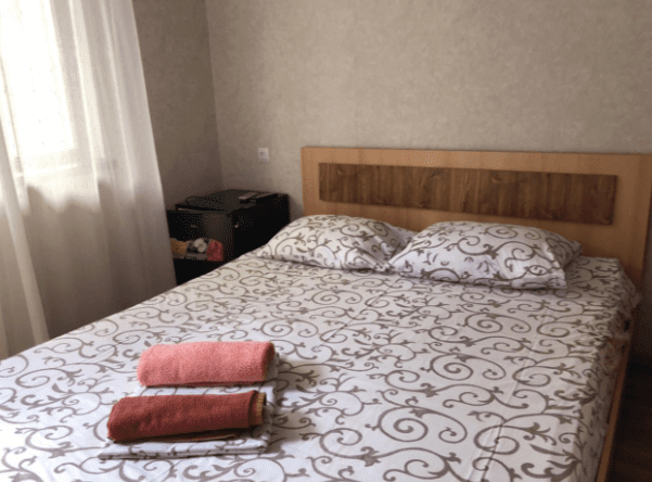 Гостевой дом У моря вид на холодильник и двуспальную кровать.png Гостевой дом У моря вид на холодильник и двуспальную кровать.png