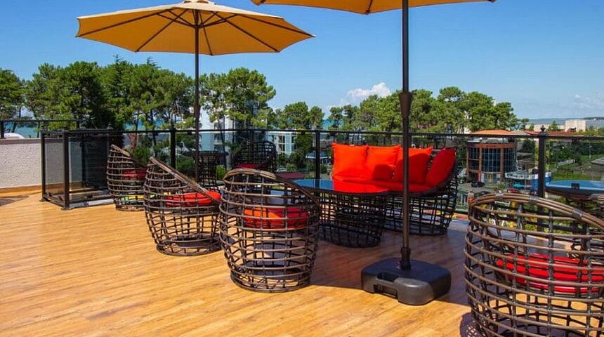 Magnetic Resort Ureki площадка с мебелью из ротанга.jpg