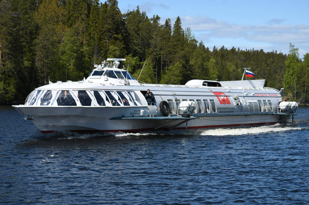 судно на подводных крыльях.jpg