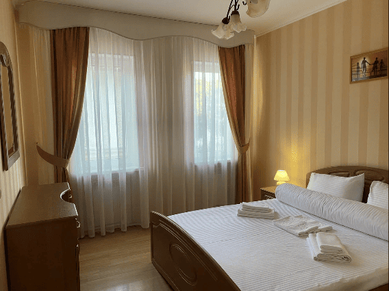 Гостевой дом Plush в Геленджике номер с двуспальной кроватью , сбоку.png