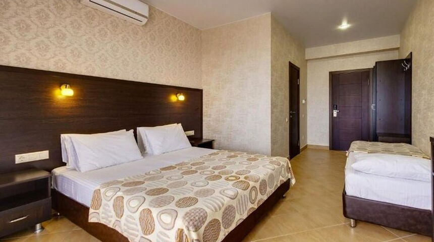 Гостевой дом Лаура номер с двуспальной кроватью.jpg