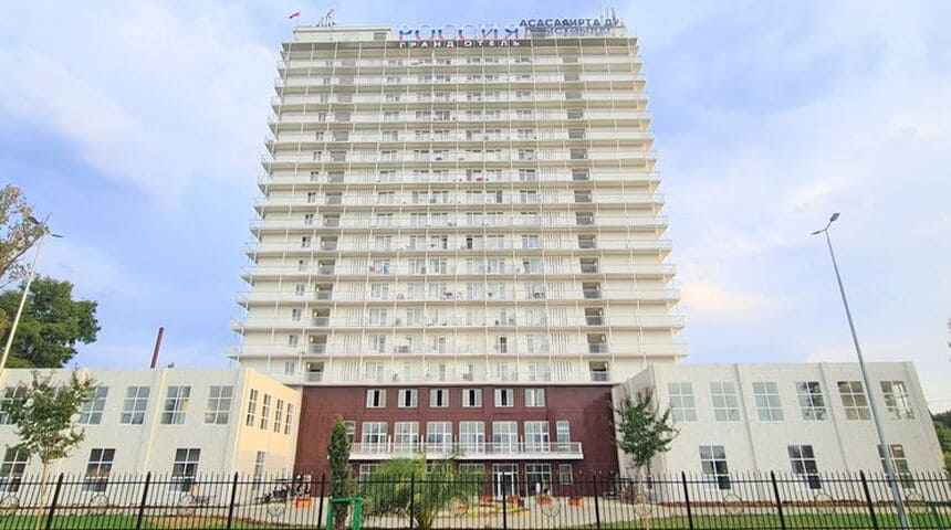 Гранд отель Россия -центральный фасад.jpg