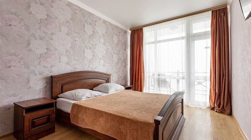 Отель Райский уголок в Ахаладзы вид на двуспальную кровать красивая.jpg Отель Райский уголок в Ахаладзы вид на двуспальную кровать красивая.jpg