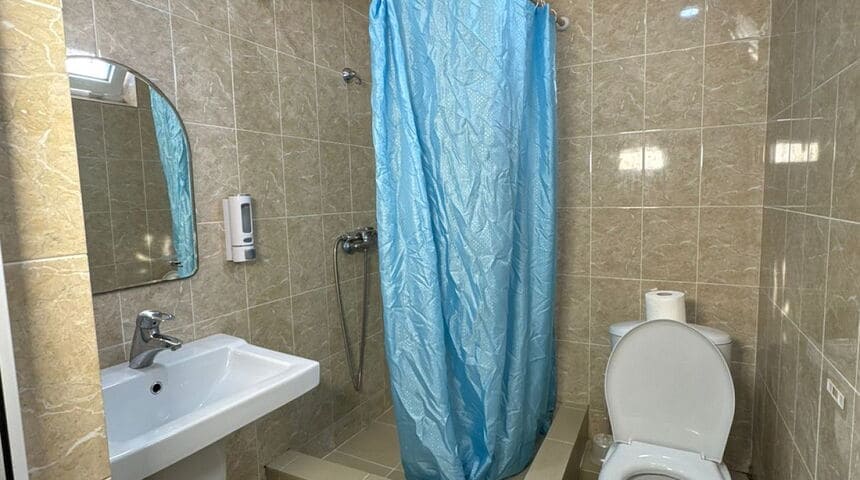 Гостевой дом Изумрудный в г.Гагра санузел.jpg