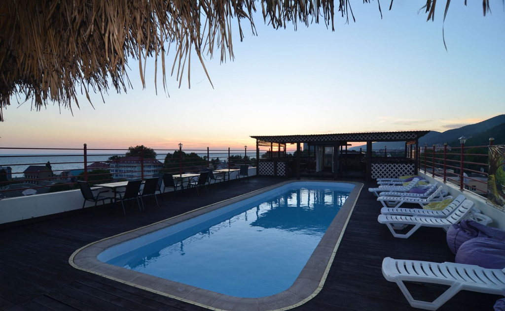 ГД Троя Лазаревское бассйен вечер.jpg