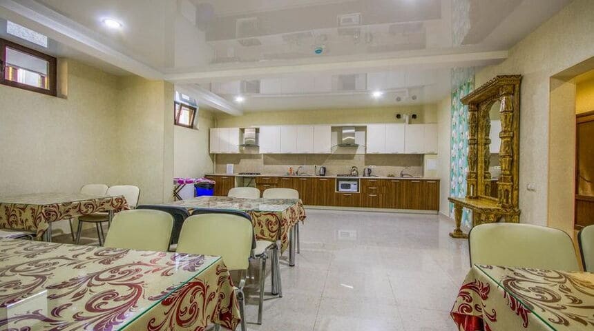 Гостевой дом Династия в Кабардинке номер столовая.jpg