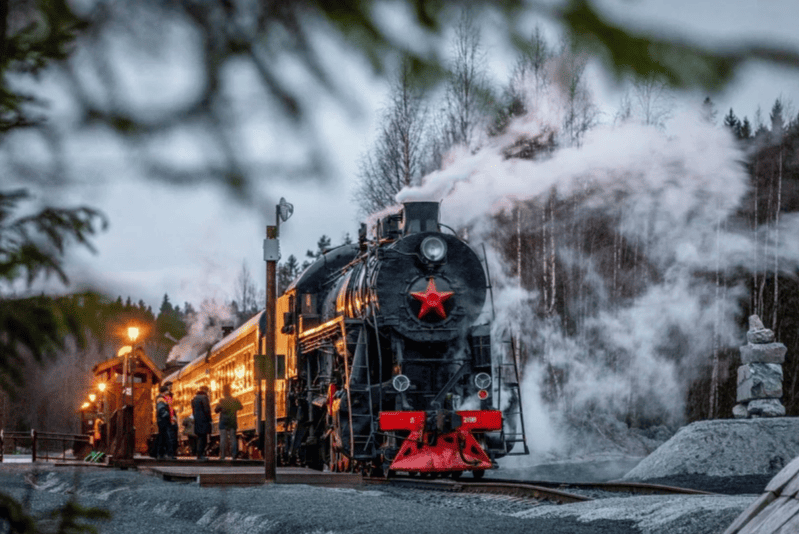 Паравоз возле перона.png