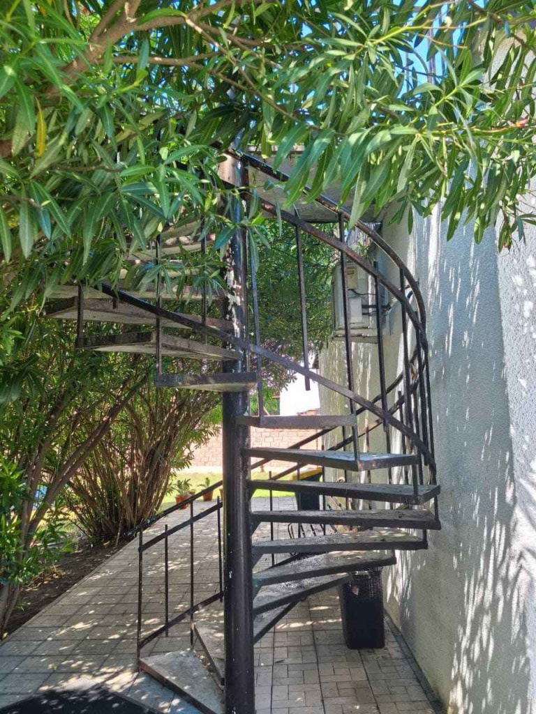 Гостевой дом Old Pitius лестница.jpg