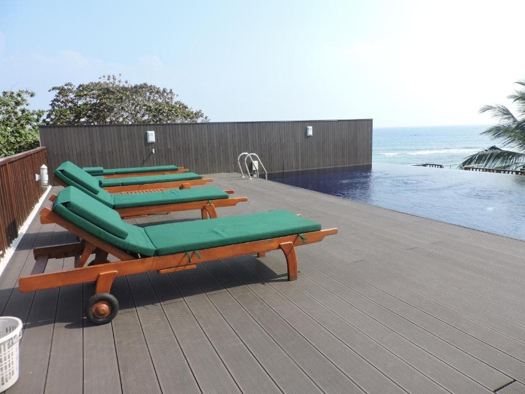 Joes Resort Unawatuna 4 (Унаватуна) вид на бассейн.jpg