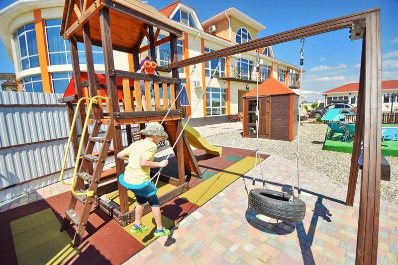 Гостевой дом Апельсин на Азовском море, детская площадка.jpg