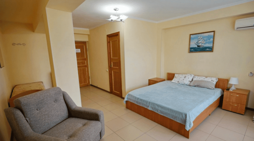 Гостиница Пальмира в Лазаревском , номер с двуспальной кроватью.png