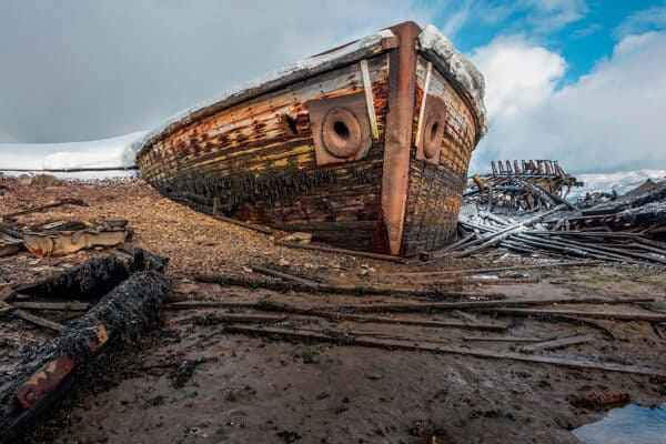 Село Териберка, Кольский полуостров, заброшенные корабли.jpg