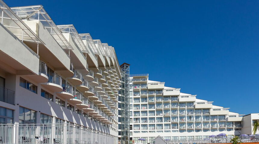 Отель Европа в Гагра вид на здание.jpg