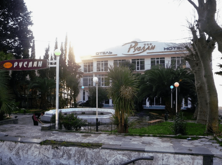 Отель Руслан в Гаграх, вьезд в номер.png