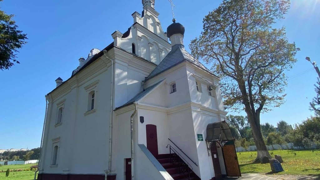 Кутеинский Богоявленский мужской монастырь, вид сбоку.jpg