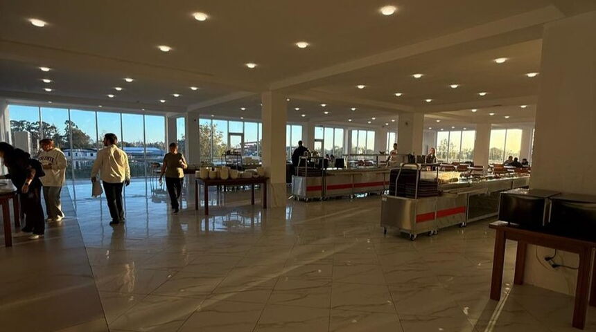 Отель Европа в Гагра ресторан сбоку.jpg