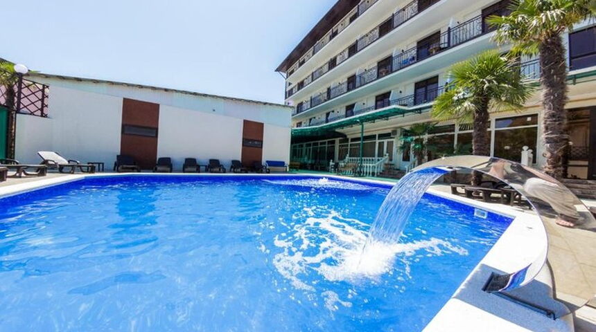 Гостевой дом Лаура вид на бассейн.jpg