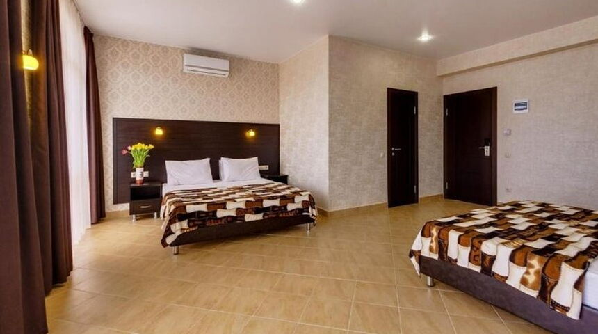 Гостевой дом Лаура вид на номер с двуспальной кроватью.jpg