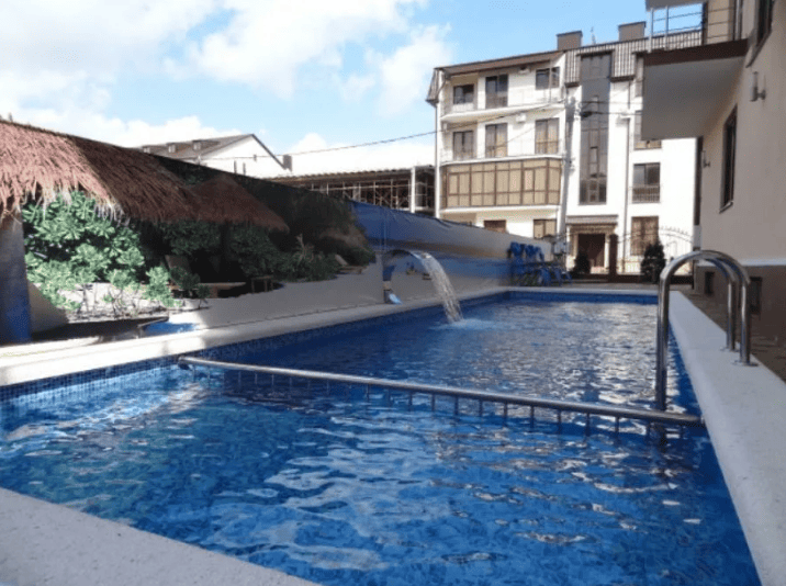 Гостевой дом AchillePalace бассейн фронтальный вид.png