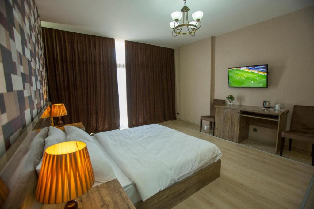 Отель Отель IRE PALACE Батуми вид из номера на улицу.jpg Отель Отель IRE PALACE Батуми вид из номера на улицу.jpg