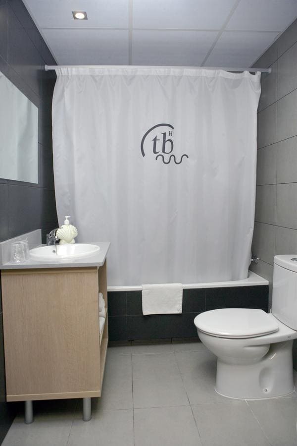 Tossa Beach Center 4 на побережье уютного Тосса-де-Мар, санузел.jpg